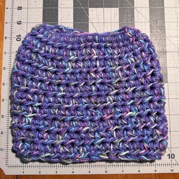 Handmade hat purple pastel colors ponytail hole acrylic - Picture 4 of 5